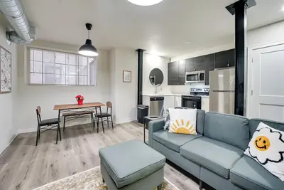 Image de < 1 Mi to Wayne State University: Modern Apartment