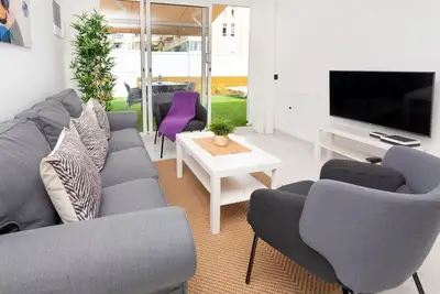 Bungalow ensoleillé avec jardin et piscine