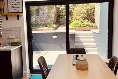 Image de Charming Old-World, fully renovated 3-bedroom townhome with WiFi in Wexford.