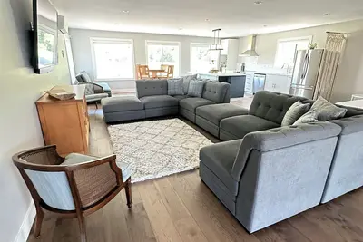 Image de Marion Estates\nCozy open concept studio surrounded by mountains and open fields