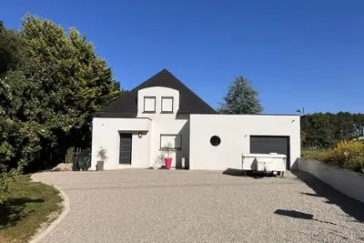 Image de Maison contemporaine à la campagne avec jardin arboré