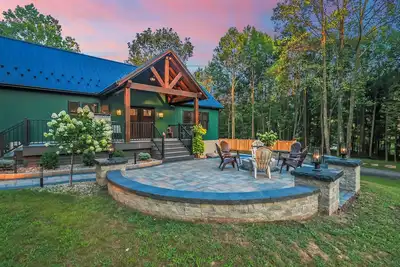 Image de 2 Miles from Blue Mountain Ski Resort & 2 Hours from New York City, Philadelphia & Lancaster with luxurious beds, pickleball, hot tub, fireplace, pool table & more