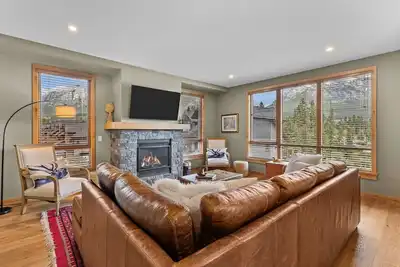 Image de Charming Spacious One Bedroom | Alpine Views