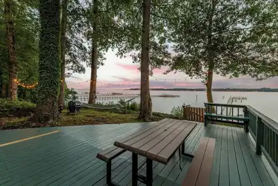 Image de Scenic, Spacious Riverside Retreat | Ropeyarn