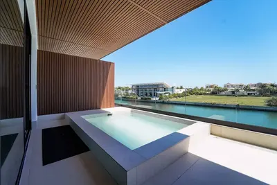 Image de Spectacular luxury condo w Marina views