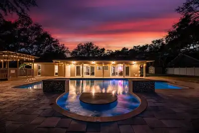 Image de Deluxe Villa with Pool, Pickleball Ct & Treehouse