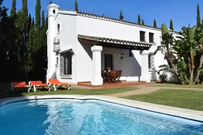 Image de Villa mitoyenne à Roche Viejo avec piscine privée, jardin et parking à proximité de Conil