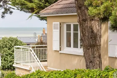 Image de Maison à St Pair-sur-Mer avec Jardin et Parking Privé, Proche Plage