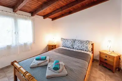 Image de Beachfront Cottage with Spectacular Evian Gulf Views – 3 Minutes from Eretria