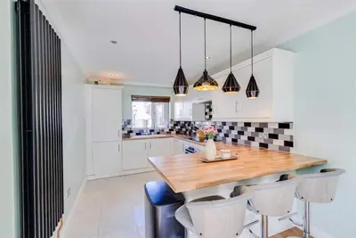 Image de Modern home - walking distance to city centre and event venues w/parking