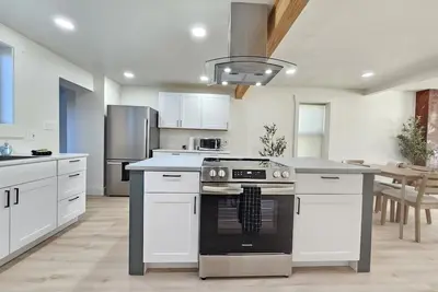 Image de Cherry St Charmer – Fully Renovated & Furnished!