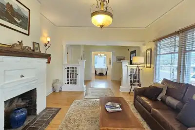 Image de 7th Street Charm – Historic Home for a Relaxing Stay