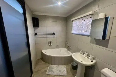 Image de Beautiful 3-bedroom farmhouse in Akasia, Pretoria, with WiFi, Ac, swimming pool