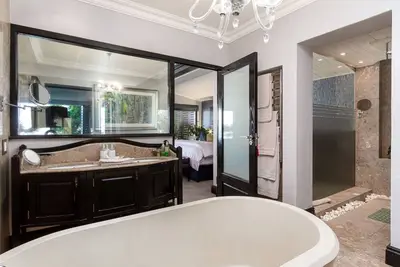 Image de Spacious 4 bedroom house in beautiful Cape Town with ocean and mountain views