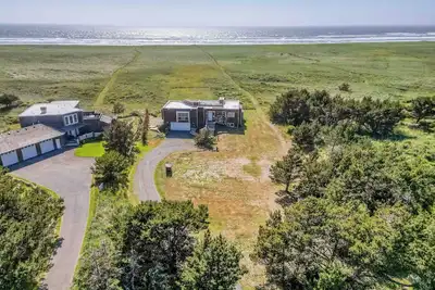 Image de Light-filled Custom Beachfront Home with Game Room, Hot Tub!