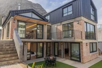 Image de Trendy family home, bright, mountain views & pool