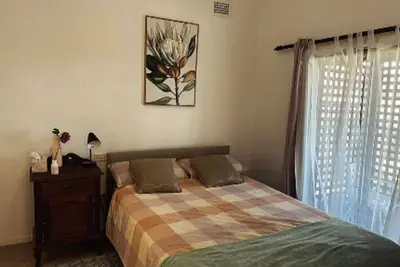 Retro Cosy Cottage with Seaview, WiFi, linen provided and pet friendly!