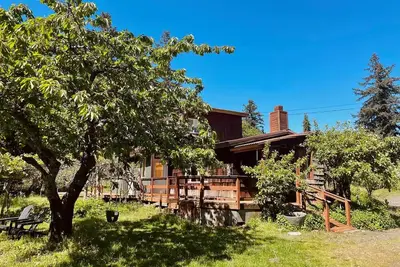Image de Orchard Farmhouse on Camano Island with WiFi / Ocean View / Fire Pit / Laundry