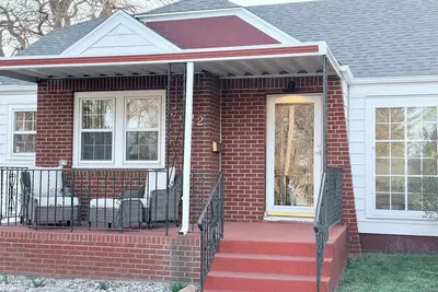 Image de Charming 2-bedroom house with WiFi, Ac right by Frontier Park