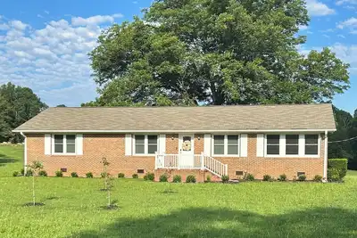 Image de 3-bedroom house in Roebuck in country setting but close to everything. Book now.