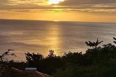 Image de Charming apartment with spectacular sunset views and short trip to the beach.