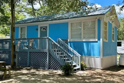 Image de Cozy 2-bedroom Cottage with Deck and Lake View