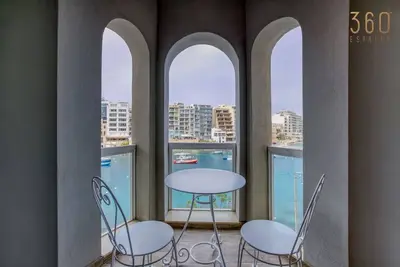 Image de One of a kind, 2br seafront home in St Julians