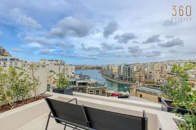 Image de The ultimate luxury triplex home in Spinola  Bay