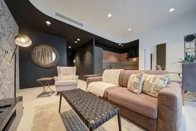 Image de Exquisite large suite in Mercury Towers