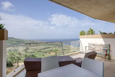 Image de Cozy 2br Apt with Breathtaking Balcony views!