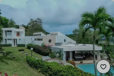 Image de Elegant, secluded luxury home under construction-serenity, privacy & style await