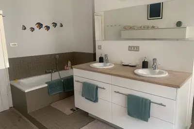 Image de Dock Suites. Two bedroom gueststay with private bathroom and speed wifi.