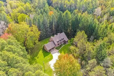 Image de 4br Luxury cottage on 5 acres in King City W/hot tub, sauna, fire pit &pond.