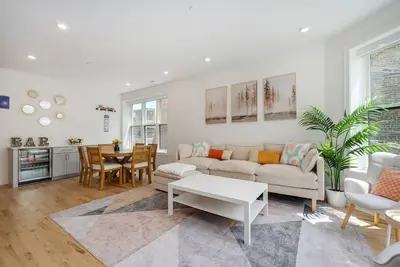 Image de Wrigleyville New-Build 4br w/ Garage Parking + 1-min Walk to Cta