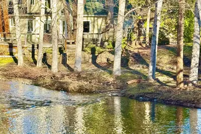 Image de Cottage on River's Edge