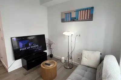 Image de Cozy 2br+2Bath\n 4-Min walk- Downtown Free parking!