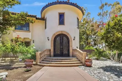 Image de Castle with 6 bedrooms and Pool, Theater and Tennis Court in serene Claremont