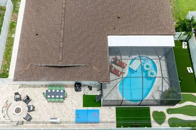 Image de Modern Villa- Heated Pool, Mini Golf & Games, 15 min to Beaches! 4 bd sleeps 13