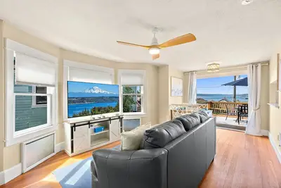 Image de Bo`s Old Tacoma Victorian Charm | Water views