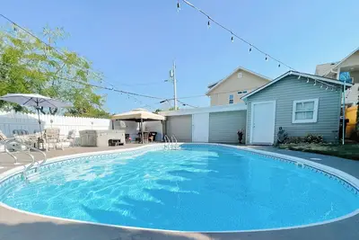 Image de Peach City Retreat w/ Pool and Hot Tub