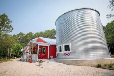 Image de Hermann Grain Bins Bnb and Retreat Center whole complex (Sleeps 16 total)<br>Each Grain bin sleeps 8 each and we have 2 two-story grain bins.
