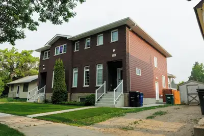 Image de Upscale Saskatoon Getaway • Private Yard • Quiet Neighbourhood • Sleeps 7