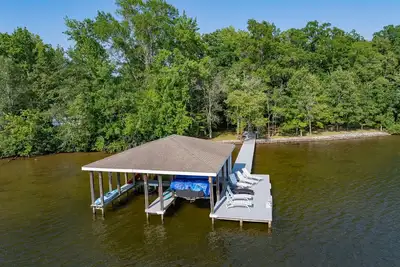 Image de Lakefront: Hot tub, Dock, Firepit, Kayaks, Grill, Sleeps 13