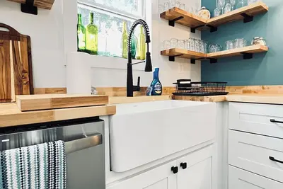 Image de Walk to Town Shops, Restaurants, and River. Across from Park on the 'Flats'.