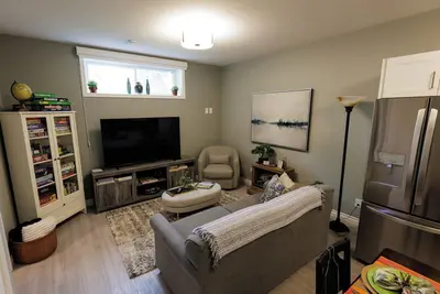 Image de New Stylish Basement Suite | Private Entry | Quiet Neighborhood