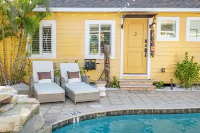 Image de King Bed, Step to Madeira Beach, Heated Pool, Private