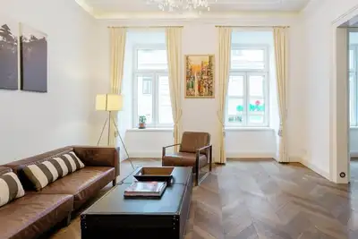 Image de Stunning 7th District Apt. Balcony and Fireplace