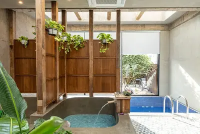 Image de Villa privée à Jeju, Corée – piscine, jacuzzi et ambiance tropicale