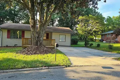 Image de Quiet 3-bedroom bungalonear enchanting the historic Marietta Square