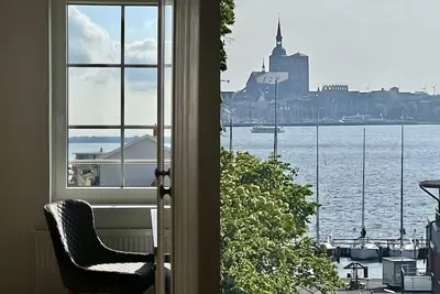 Image de Appartement 'Panoramablick' : vue mer, Wi-Fi et balcon ensoleillé le soir